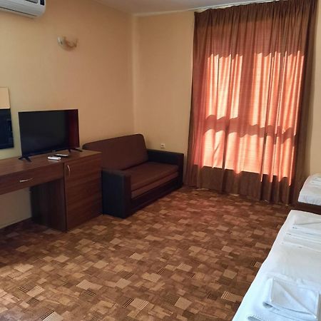 Hotel Sapphire Primorsko Bagian luar foto