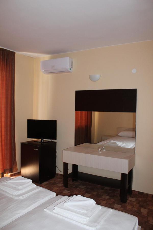 Hotel Sapphire Primorsko Bagian luar foto
