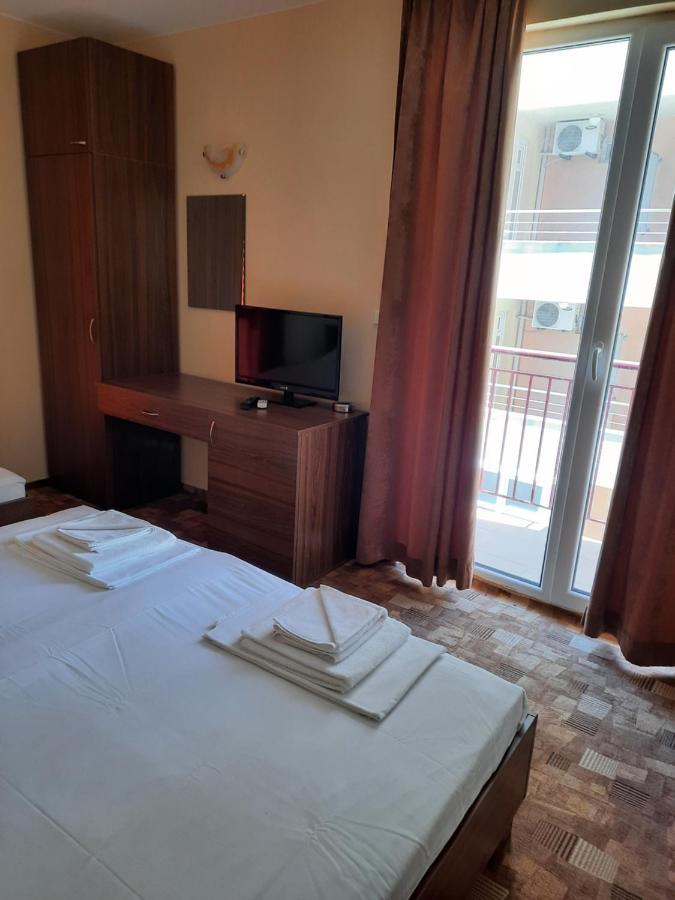 Hotel Sapphire Primorsko Bagian luar foto