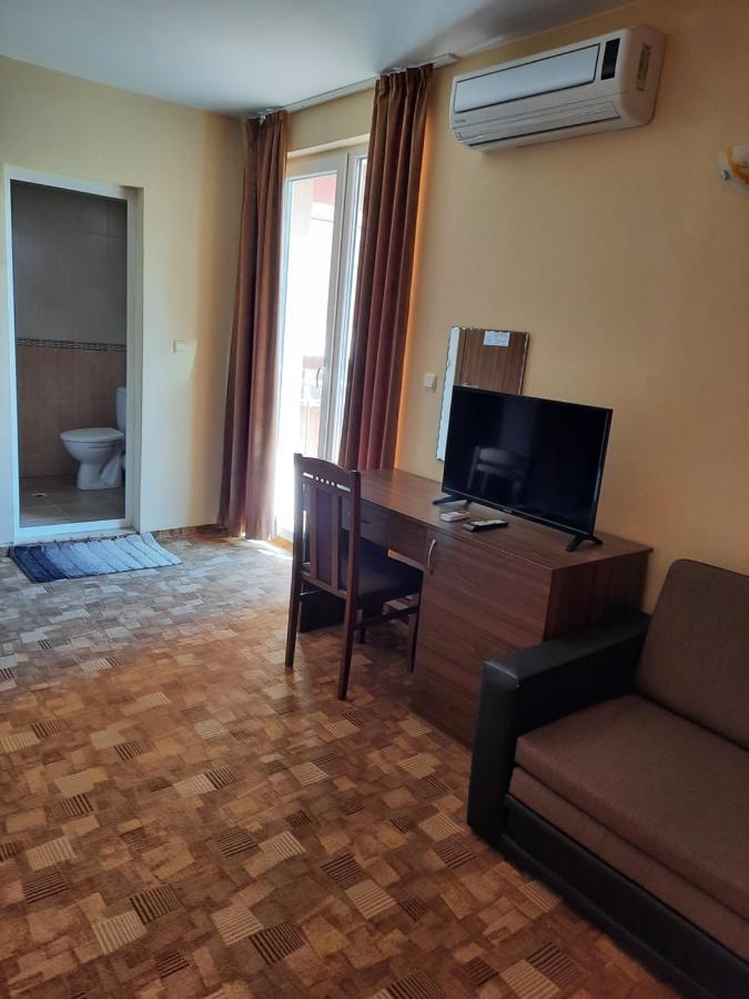 Hotel Sapphire Primorsko Bagian luar foto