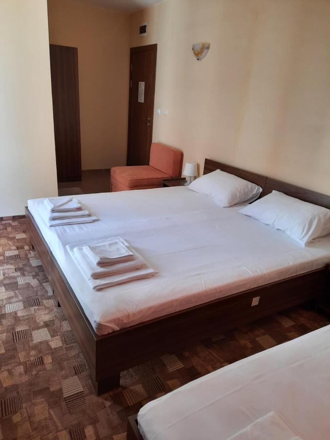 Hotel Sapphire Primorsko Bagian luar foto