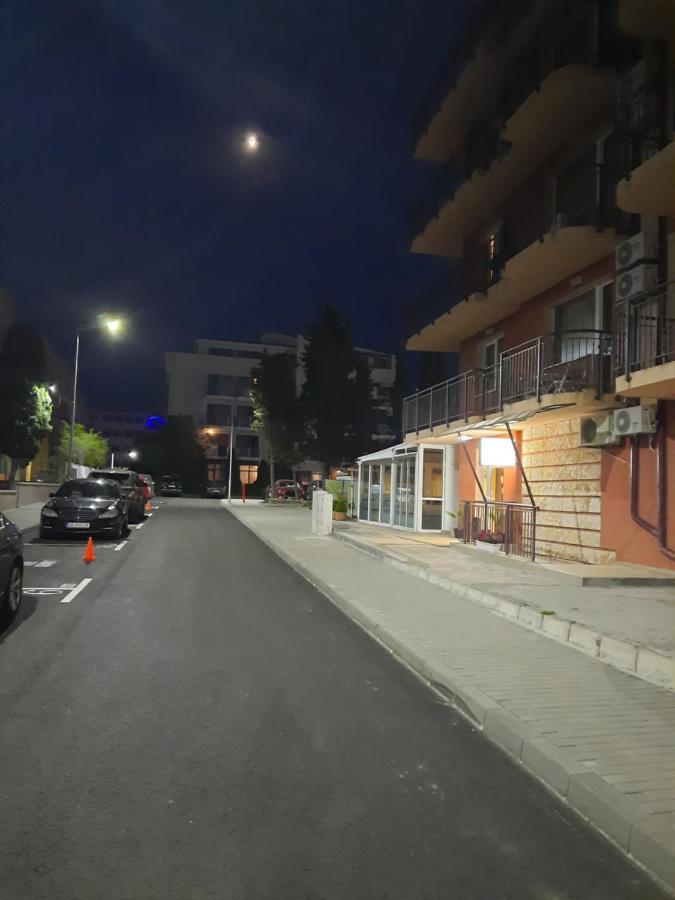 Hotel Sapphire Primorsko Bagian luar foto