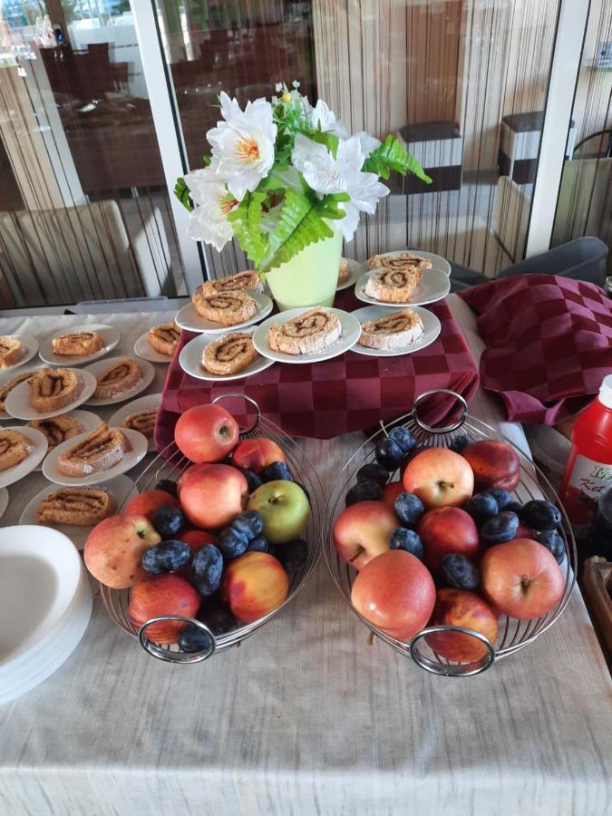 Hotel Sapphire Primorsko Bagian luar foto