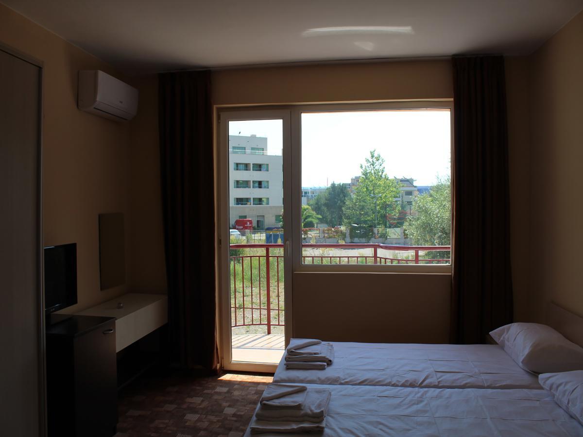 Hotel Sapphire Primorsko Bagian luar foto