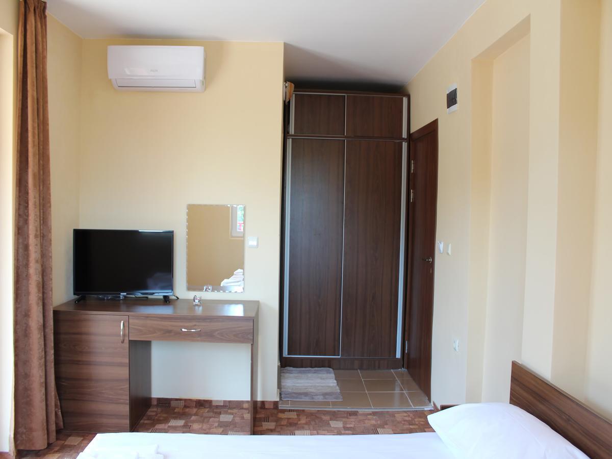 Hotel Sapphire Primorsko Bagian luar foto