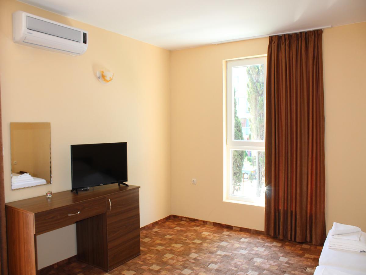 Hotel Sapphire Primorsko Bagian luar foto
