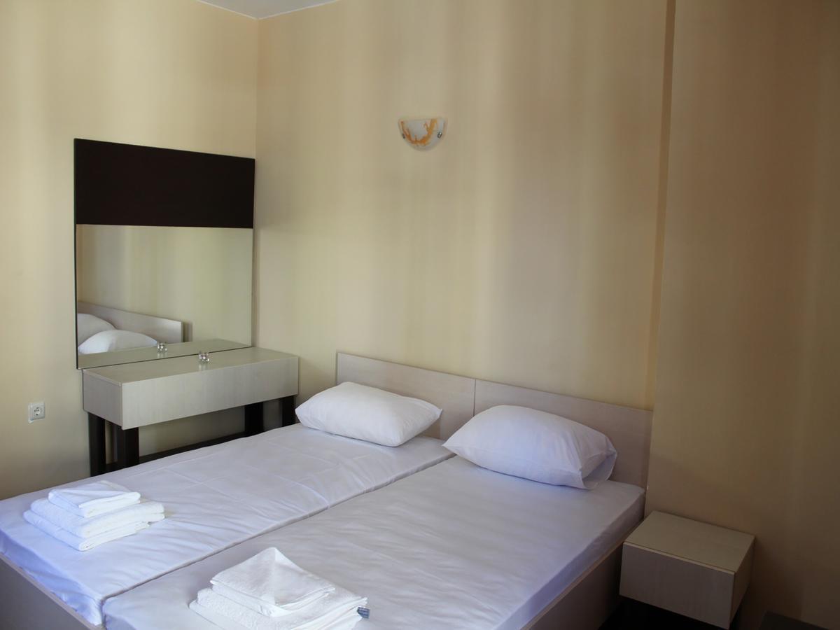 Hotel Sapphire Primorsko Bagian luar foto