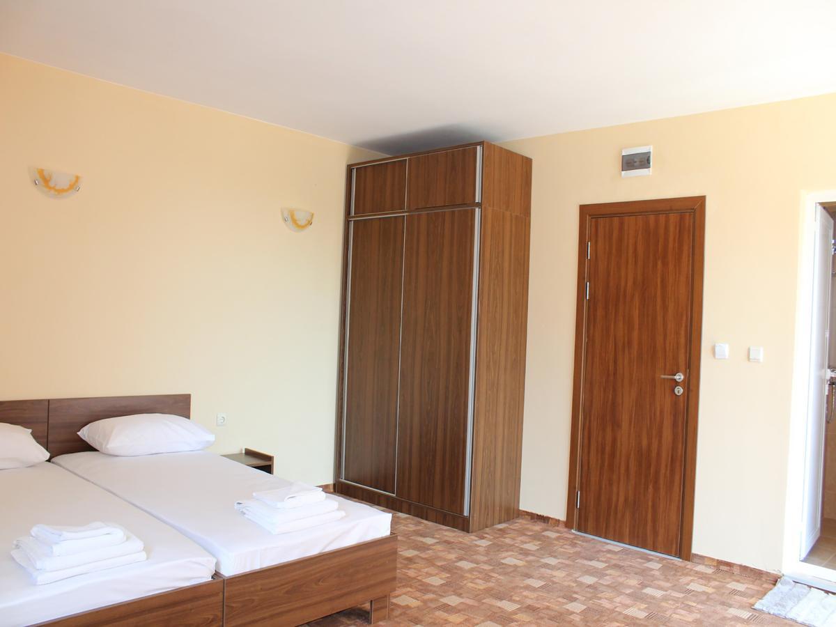 Hotel Sapphire Primorsko Bagian luar foto