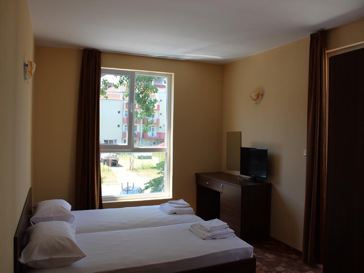 Hotel Sapphire Primorsko Bagian luar foto