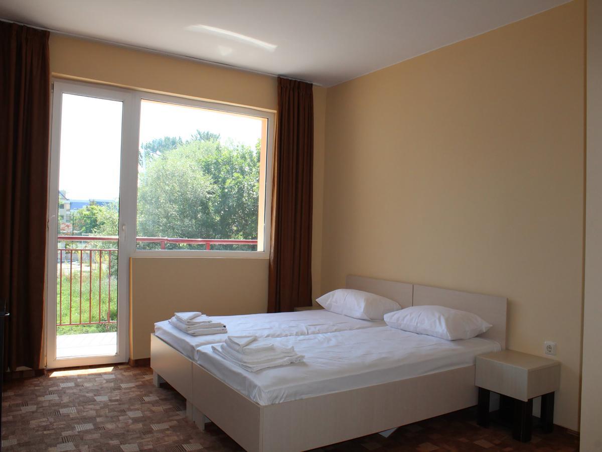 Hotel Sapphire Primorsko Bagian luar foto
