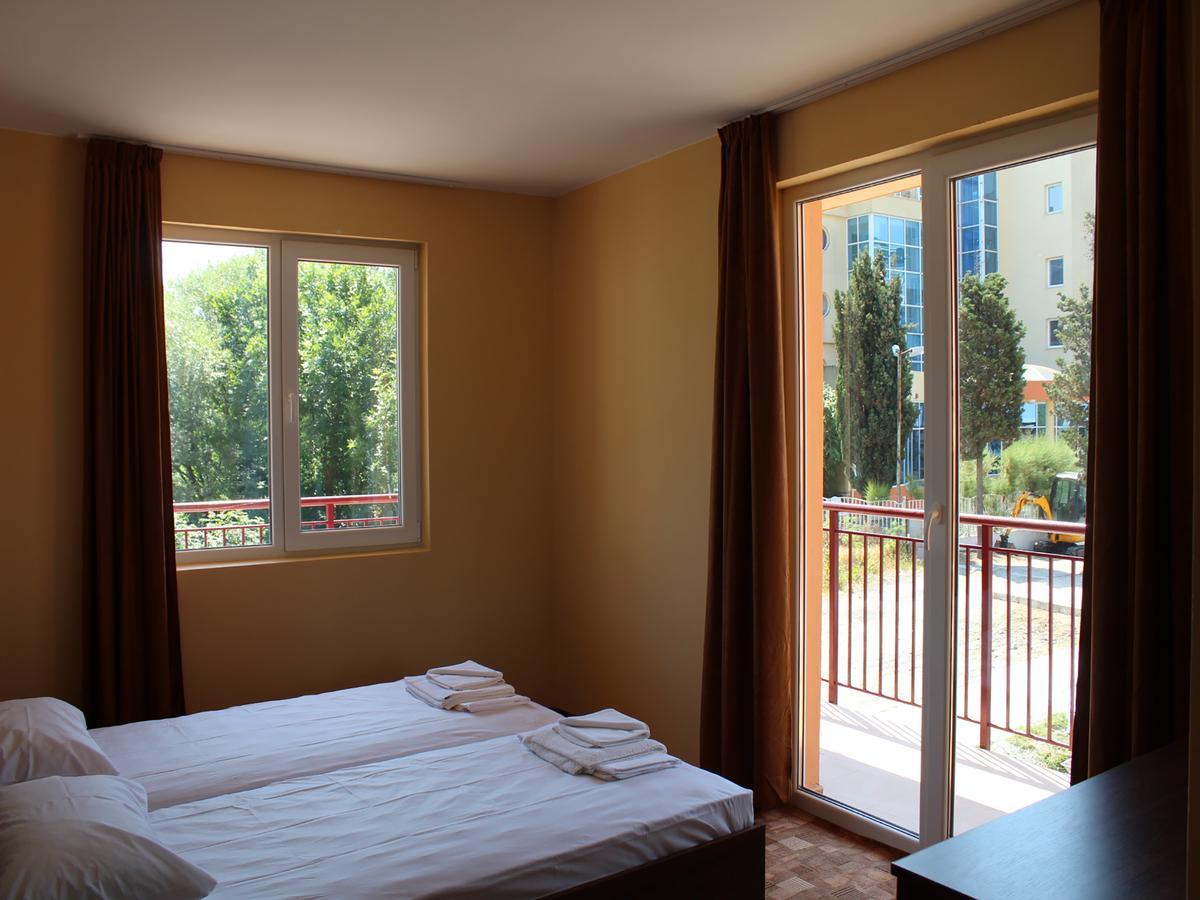 Hotel Sapphire Primorsko Bagian luar foto