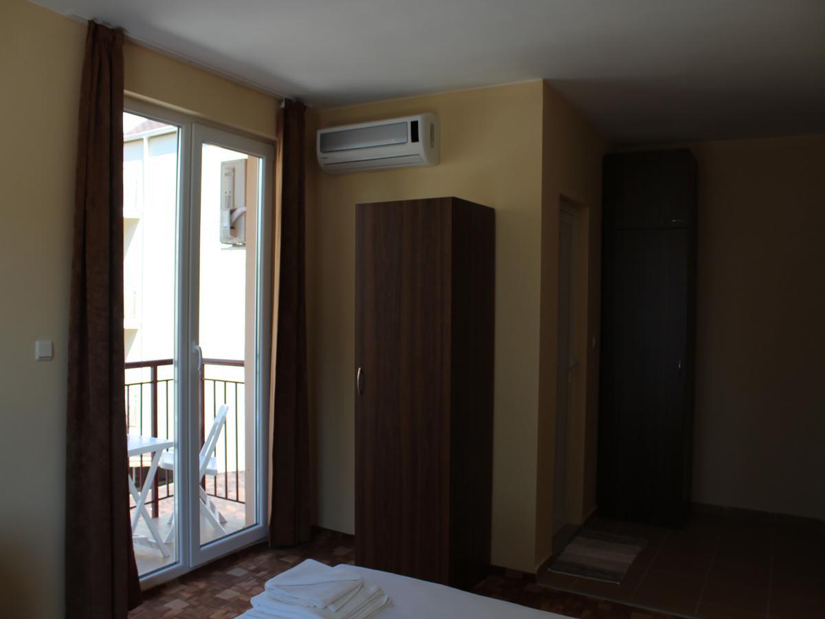 Hotel Sapphire Primorsko Bagian luar foto