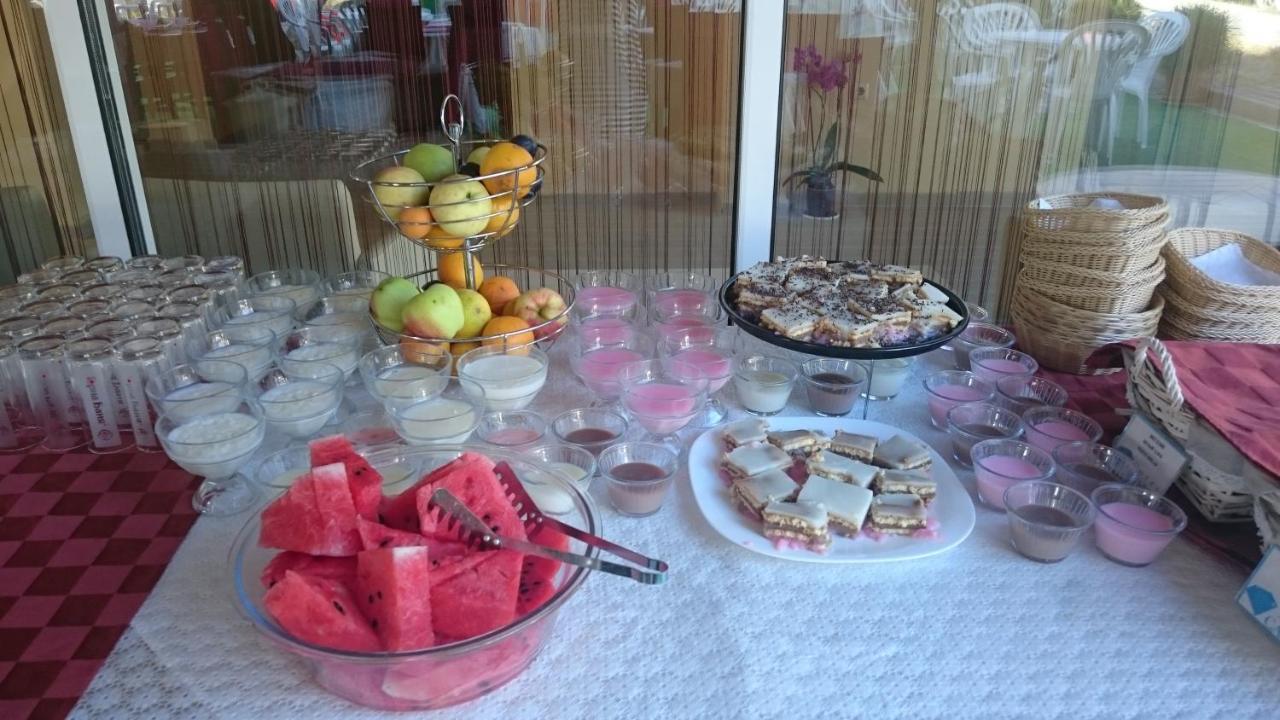 Hotel Sapphire Primorsko Bagian luar foto