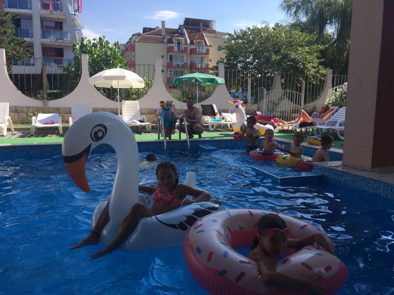 Hotel Sapphire Primorsko Bagian luar foto