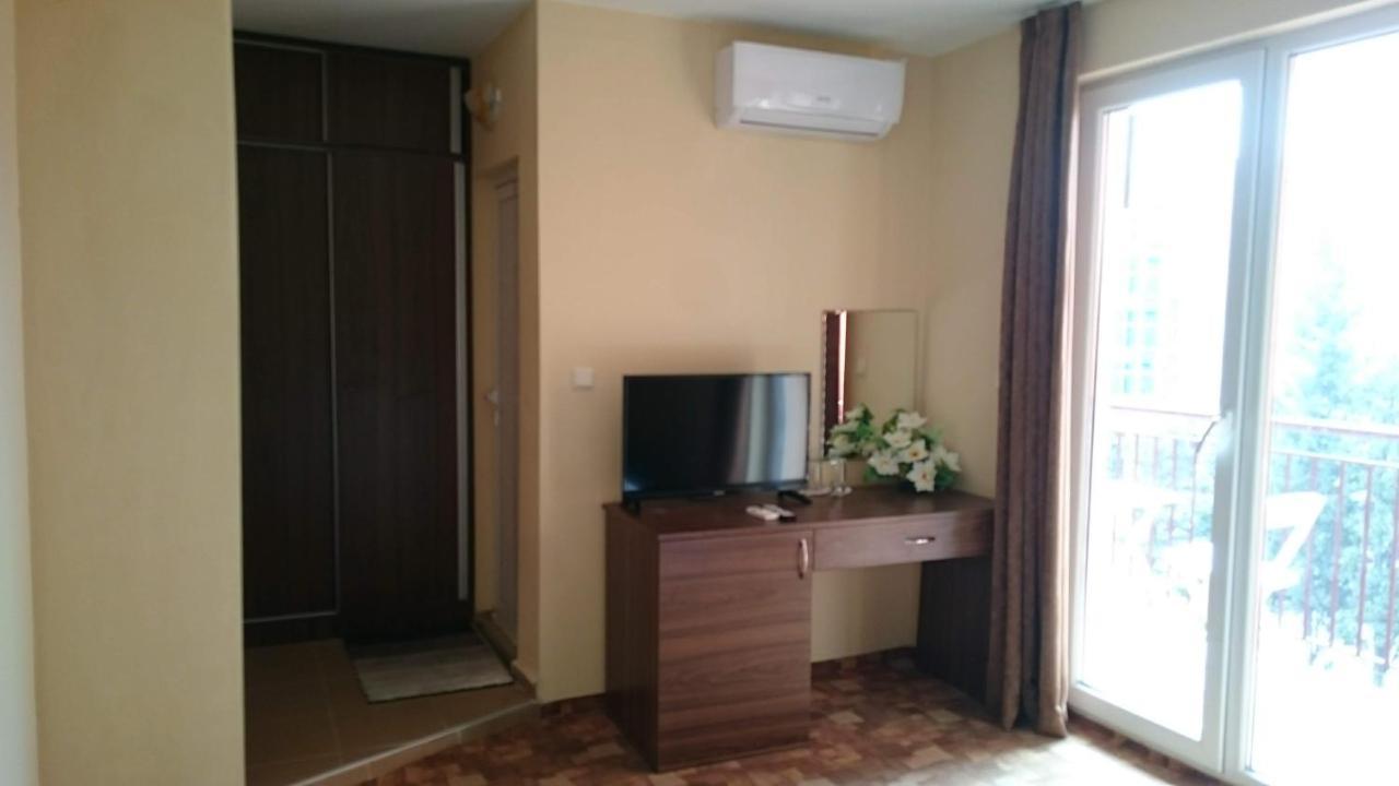Hotel Sapphire Primorsko Bagian luar foto