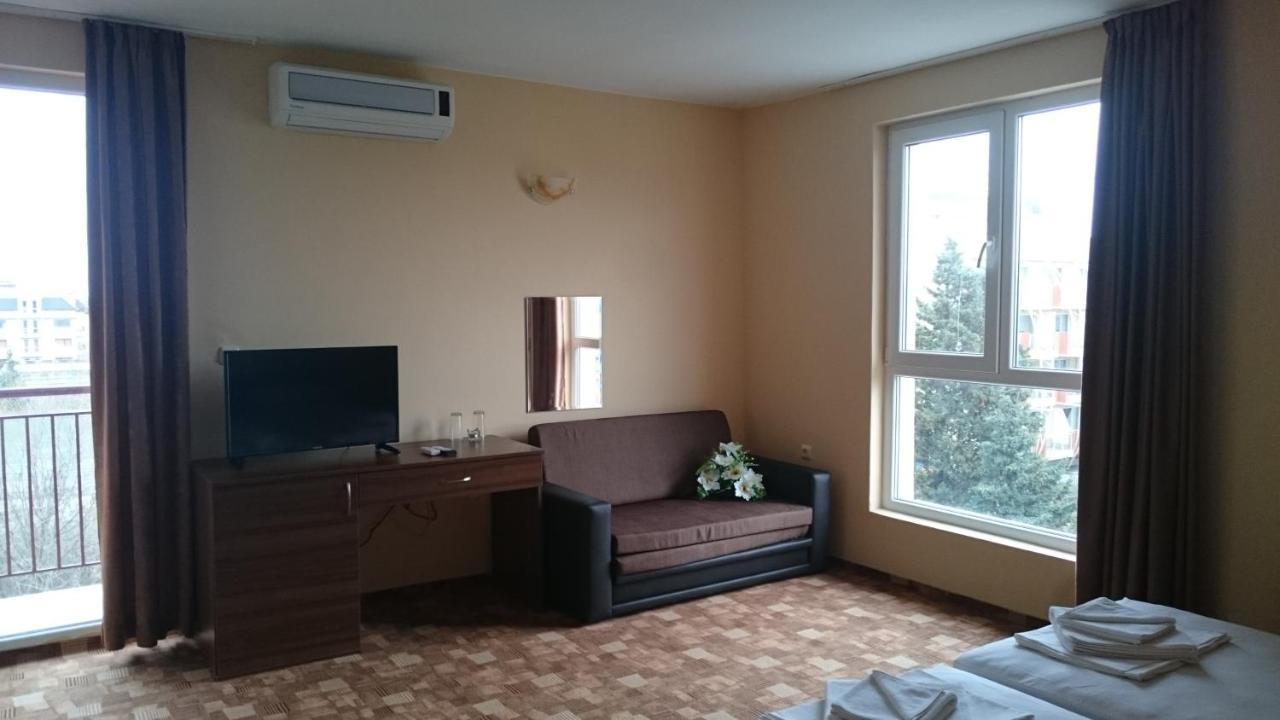 Hotel Sapphire Primorsko Bagian luar foto