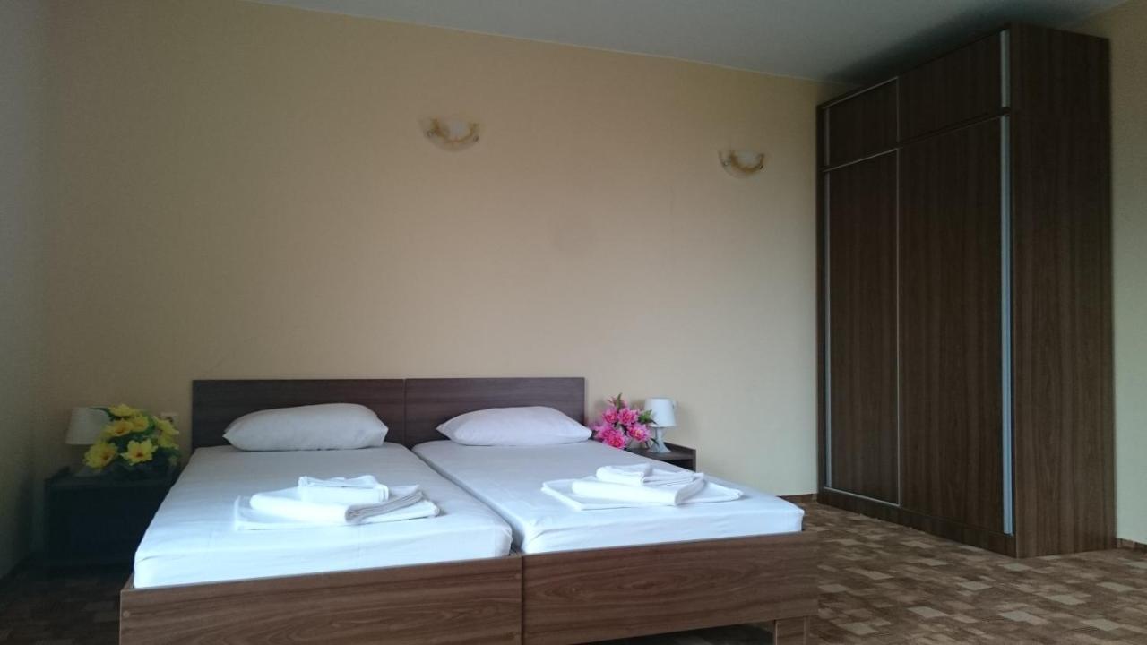 Hotel Sapphire Primorsko Bagian luar foto