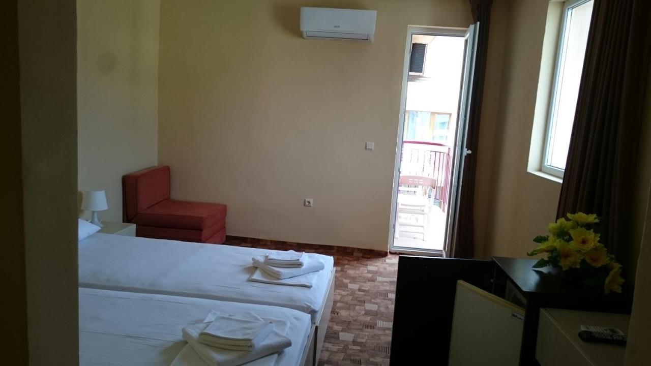 Hotel Sapphire Primorsko Bagian luar foto