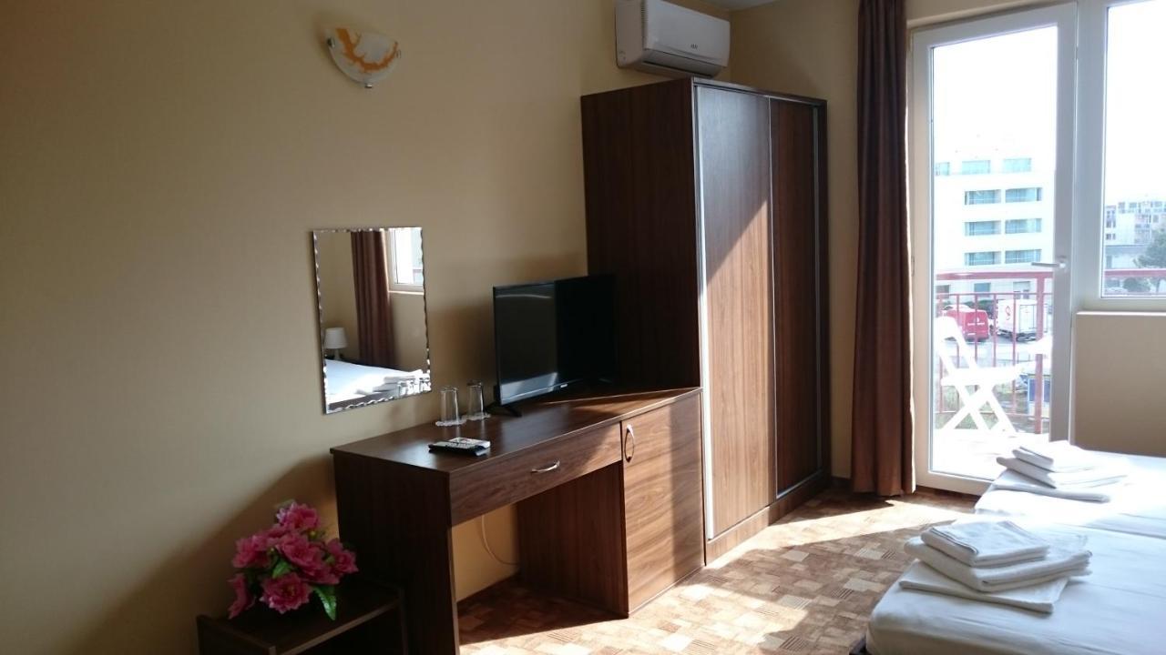 Hotel Sapphire Primorsko Bagian luar foto