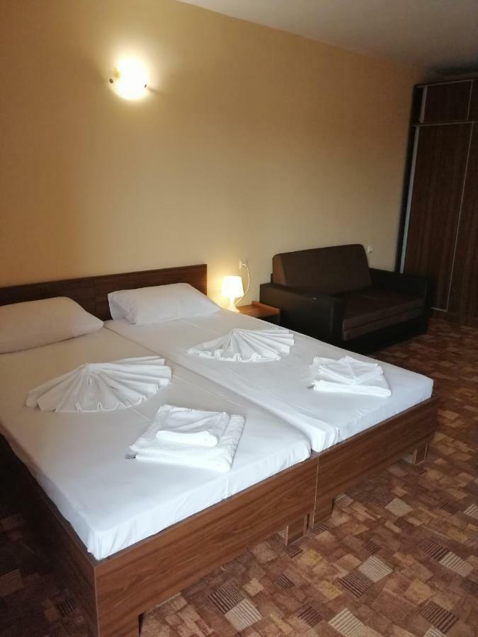 Hotel Sapphire Primorsko Bagian luar foto