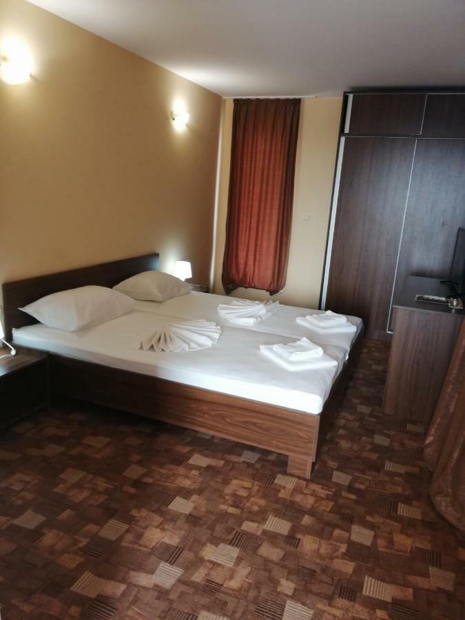 Hotel Sapphire Primorsko Bagian luar foto