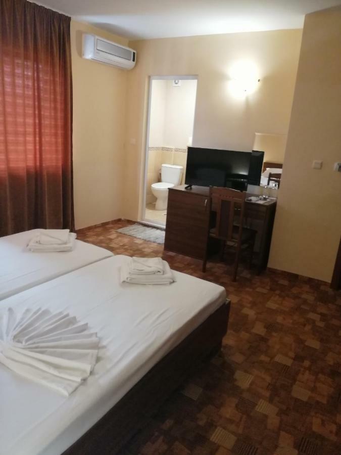 Hotel Sapphire Primorsko Bagian luar foto