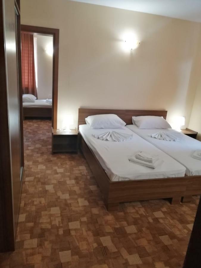 Hotel Sapphire Primorsko Bagian luar foto